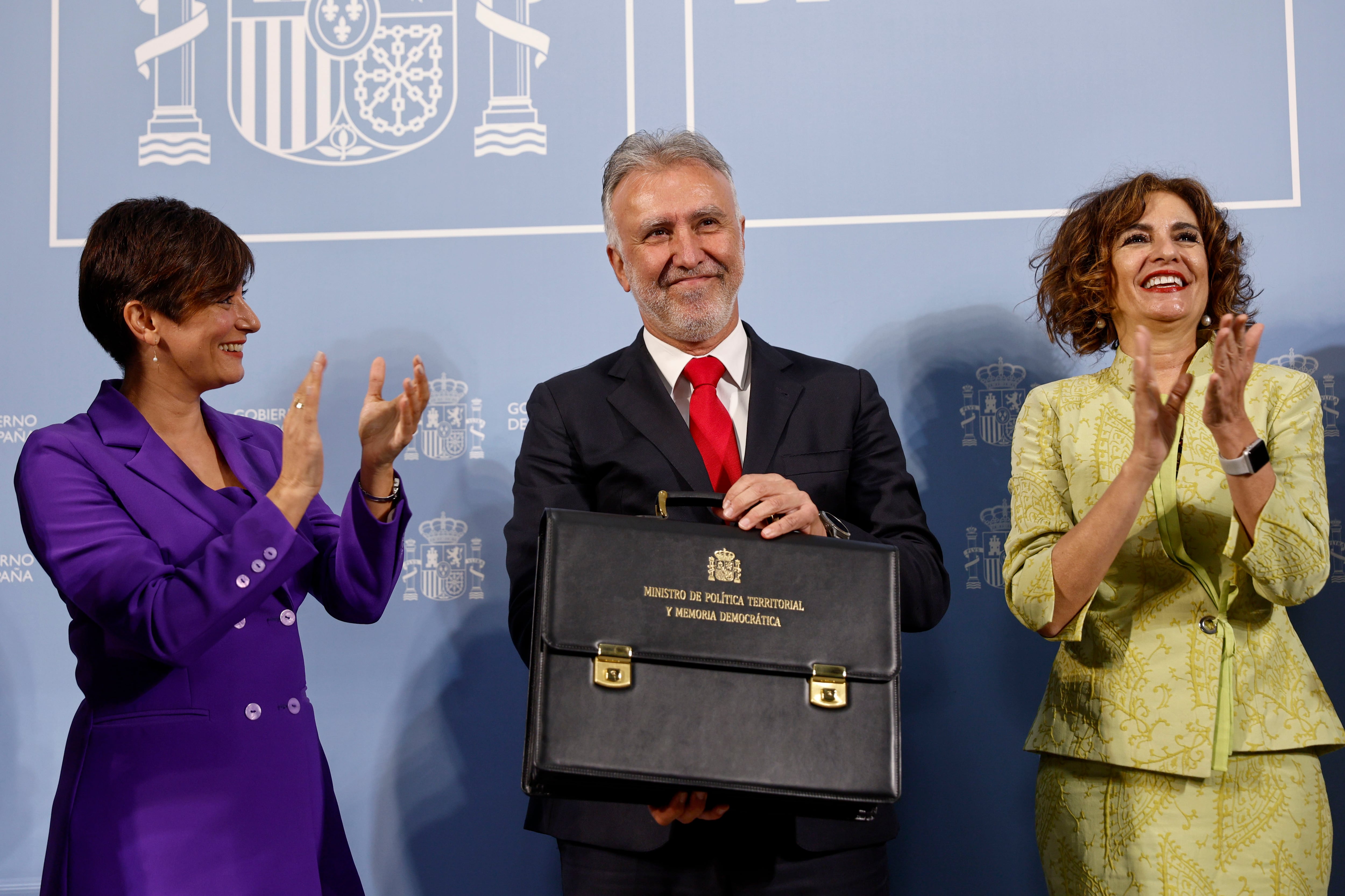 MADRID, 21/11/2023.- El nuevo ministro de Política Territorial y Memoria Democrática, Ángel Víctor Torres (c) tras recibir la cartera de Política Territorial y Memoria Democrática, de manos de su antecesora en el cargo, Isabel Rodríguez, (i) este martes en Madrid. Al acto asiste la vicepresidenta cuarta del Gobierno y ministra de Hacienda, María Jesús Montero. EFE/Rodrigo Jimenez
