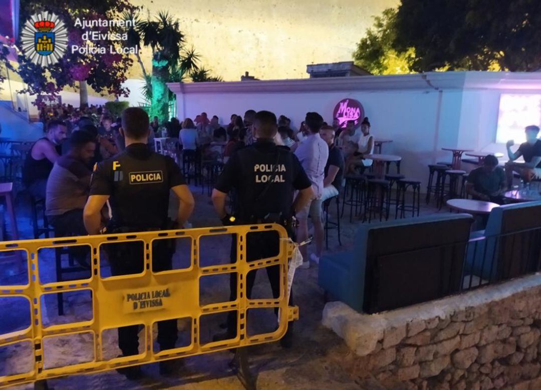 Imagen de archivo de controles en Ibiza