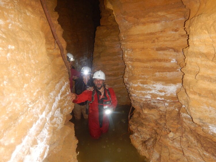 Participantes en el curso de Espeleoarqueología, en una de las minas romanas de agua de Carmona