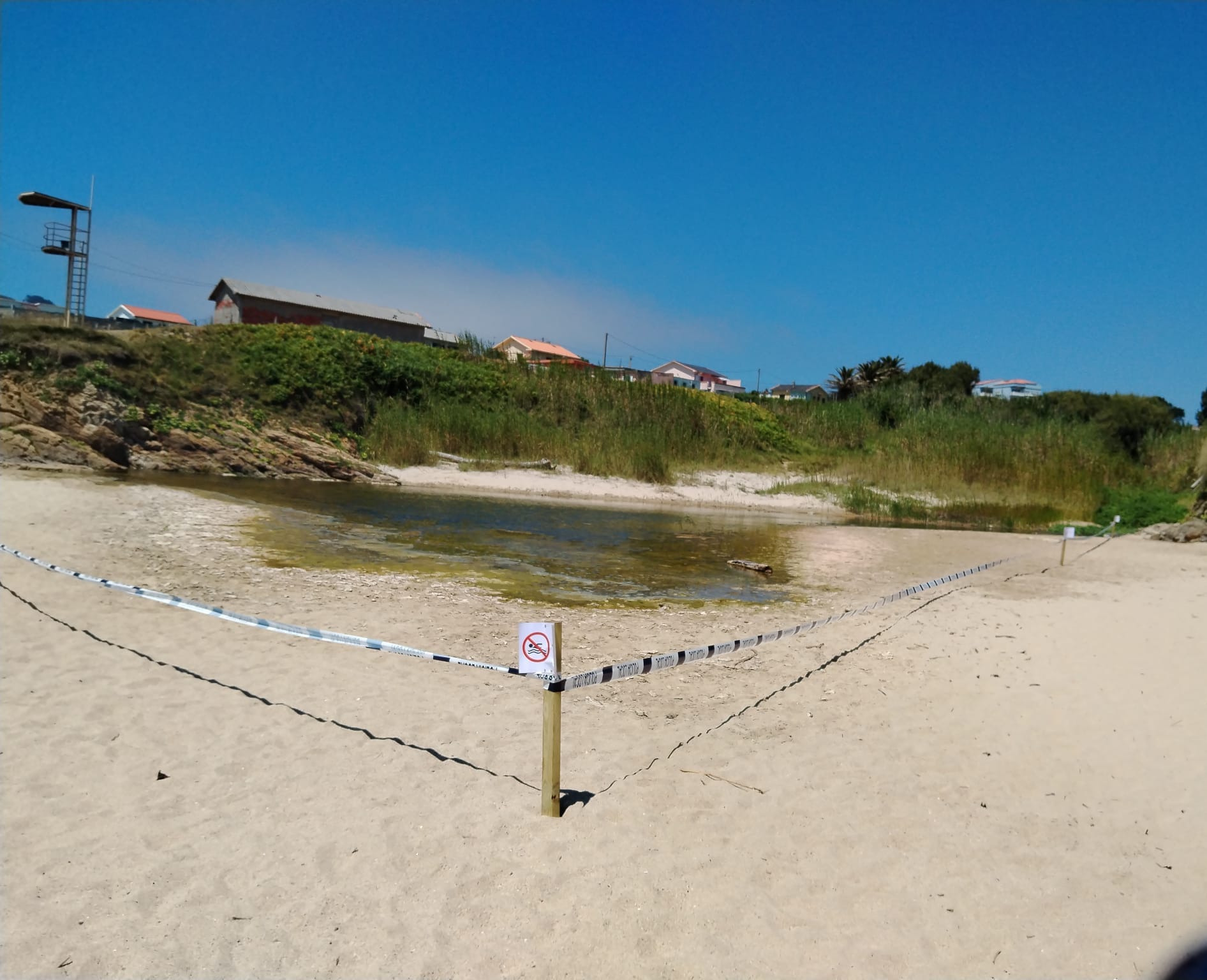 El consistorio señalizó la zona ante el cierre al baño (foto: Concello de Ferrol)
