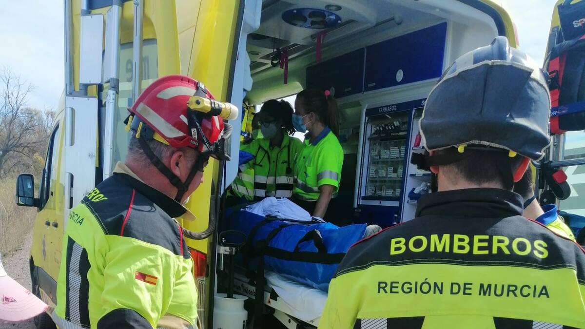 Herido un trabajador de 40 años tras caer con su vehículo por un terraplén en Totana
