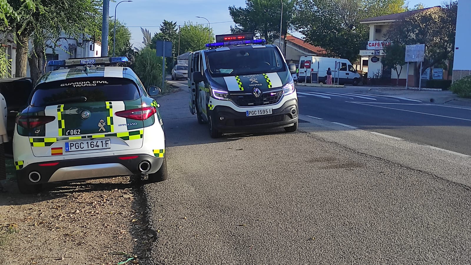 Vehículos de la Guardia Civil durante un control de tráfico este lunes