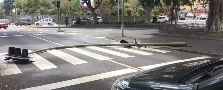 Semáforo caído en la salida de Santa Cruz