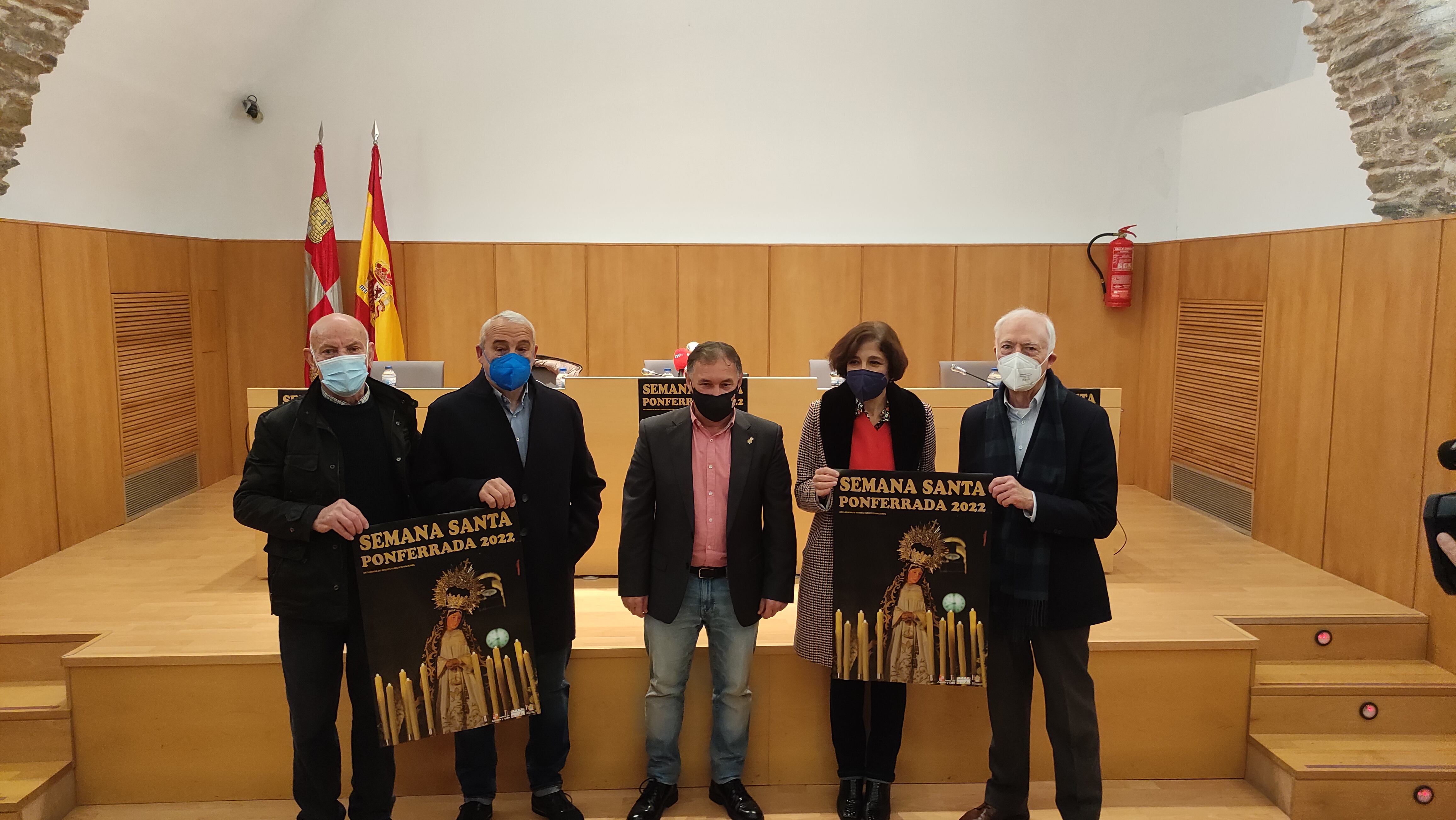 Los responsables de las cofradías y hermandades de Ponferrada junto a la concejala de Cultura en la presentación del cartel 2022