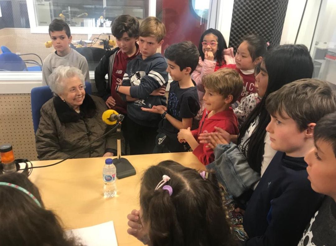 Dolores Cabezudo en los estudios de SER Ciudad Real con escolares del colegio &quot;Pérez Molina&quot; de la capital.