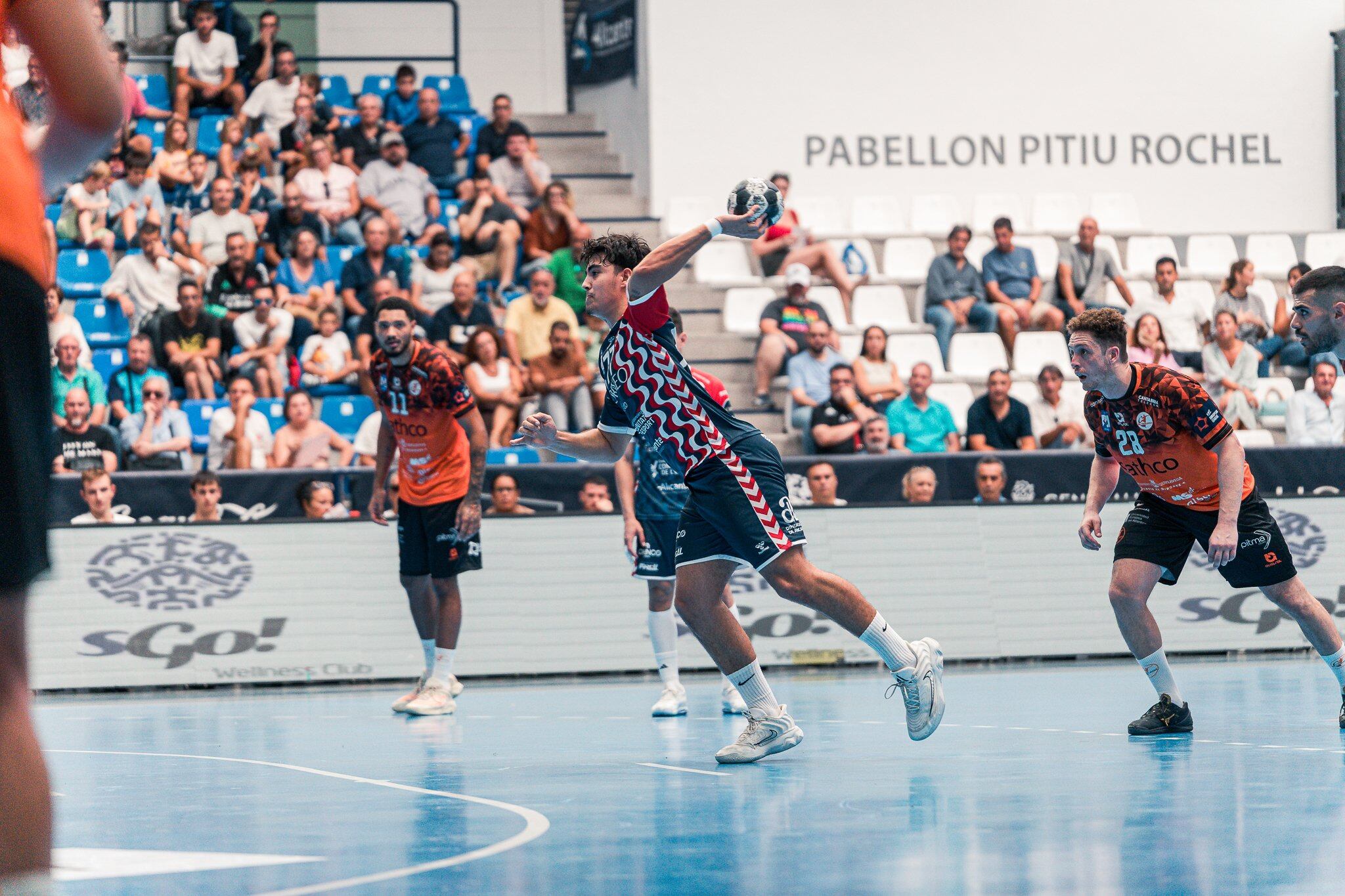 Aarón Gutiérrez lanzando una pena máxima en el Pitiu Rochel