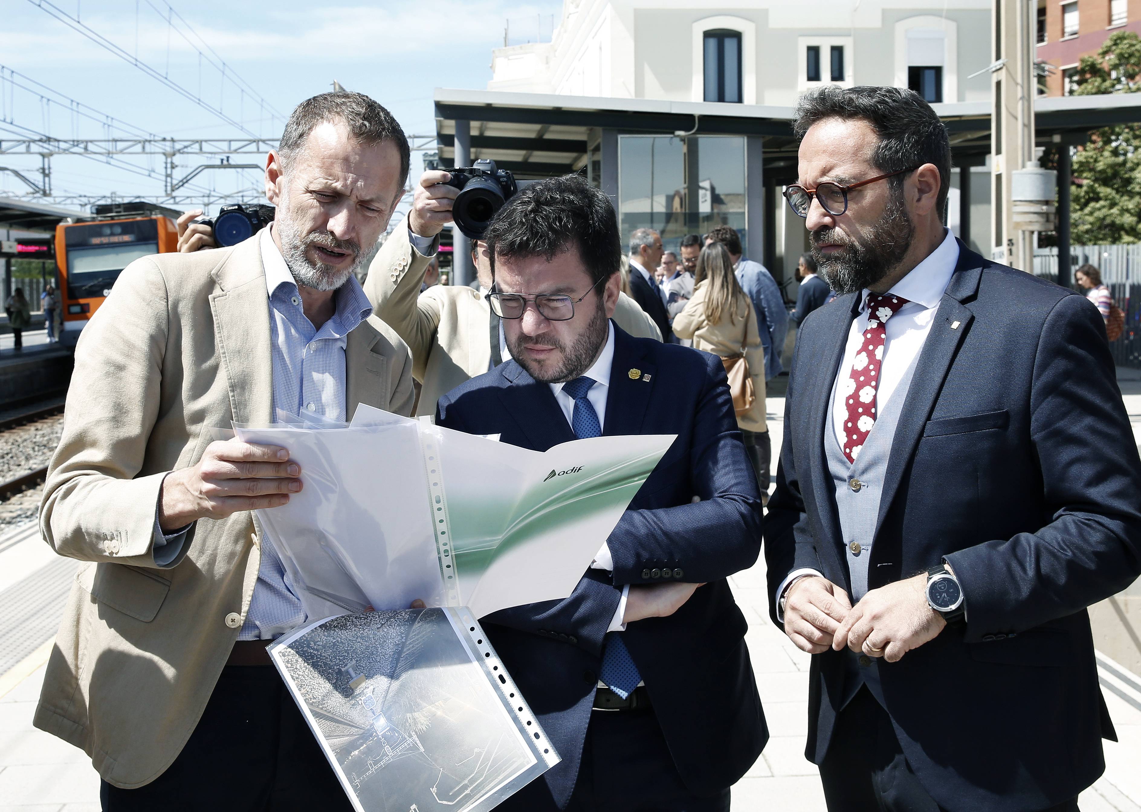 El presidente de la Generalitat, Pere Aragonés, con el consejero de Territorio, Juli Fernàndez, y el director general de Conservación y Mantenimiento de Adif, Ángel Contreras en mayo de 2023 EFE