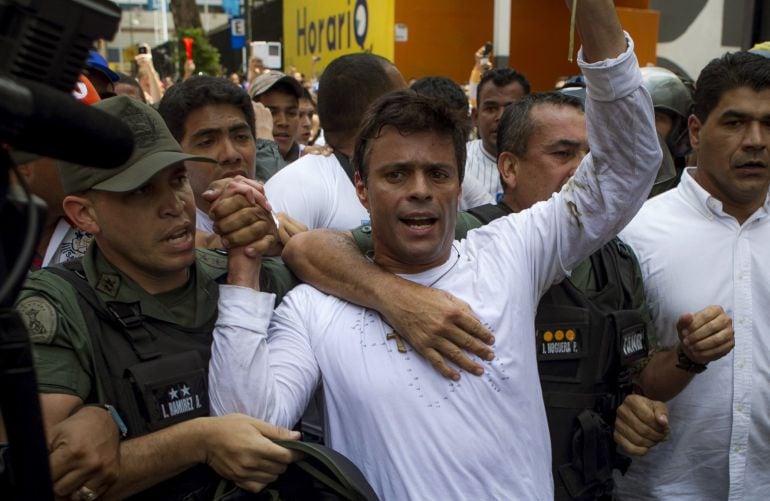 Fotografía de archvivo del opositor venezolano Leopoldo López cuando se entregó a miembros de la Guardia Nacional en una plaza en Caracas (Venezuela).