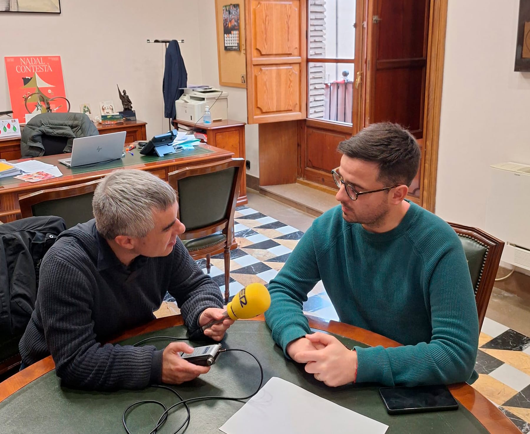 Un instant de l'entrevista de l'alcalde Rubén Muñoz en el despatx d'alcaldia
