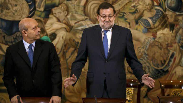 Spain&#039;s Prime Minister Mariano Rajoy gestures next Spain&#039;s Culture and Sports Minister Jose Ignacio Wert (L) before the annual meeting of the Carolina Foundation at Zarzuela Palace outside Madrid, Spain, June 17, 2015. REUTERS/Juan Medina