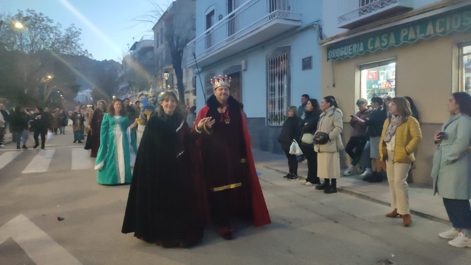 Alcaldesa de Jódar, Juana Cazorla, y concejal de Hacienda, José Padilla, abrían el séquito de la Embajada