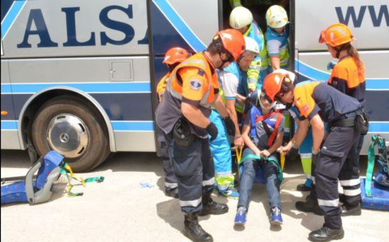 A pesar de lo aparatoso del accidente, la Guardia Civil de Tráfico asegura que no ha habido heridos entre los viajeros