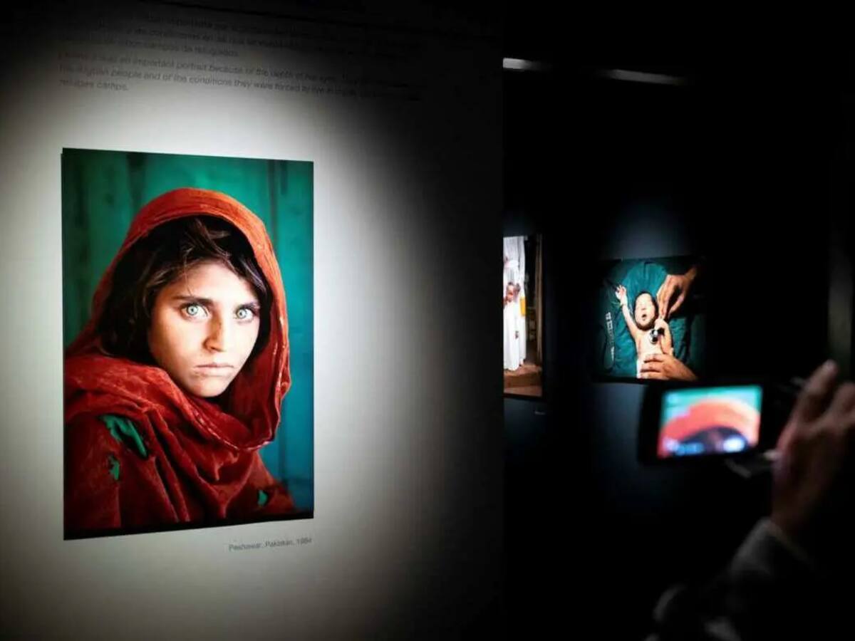 McCurry, el fotógrafo de la niña afgana se convierte en protagonista de un documental