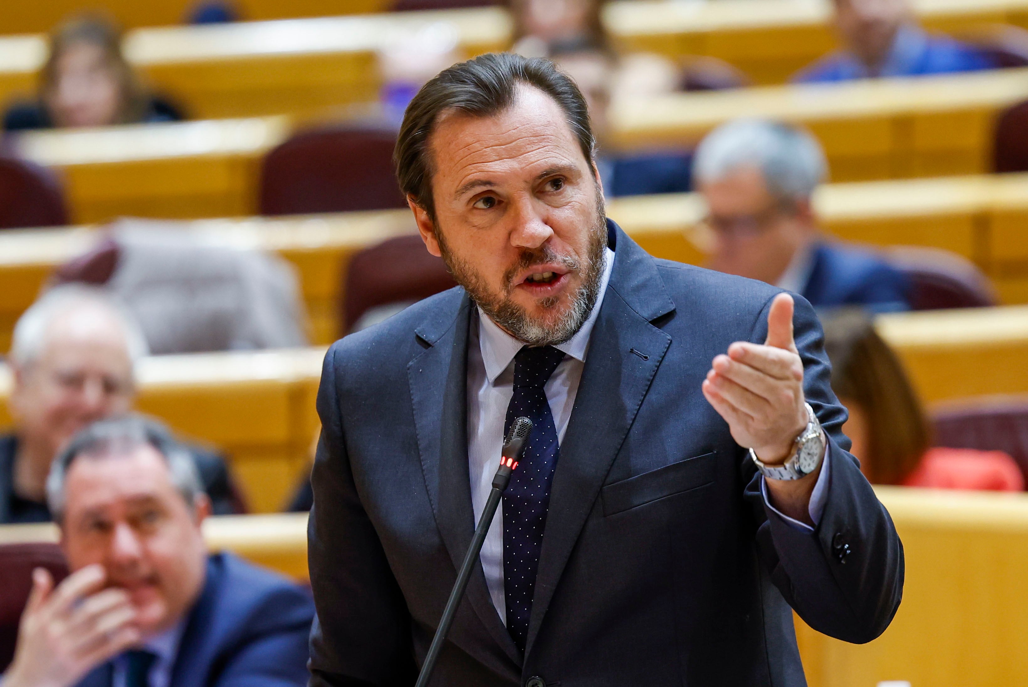 El ministro de Transportes y Movilidad Sostenible, Óscar Puente, interviene en la sesión de control al Gobierno celebrada en el Senado. EFE/ Mariscal