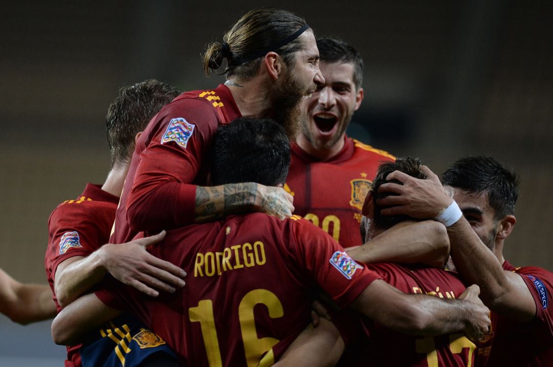 España celebra uno de los goles contra Alemania