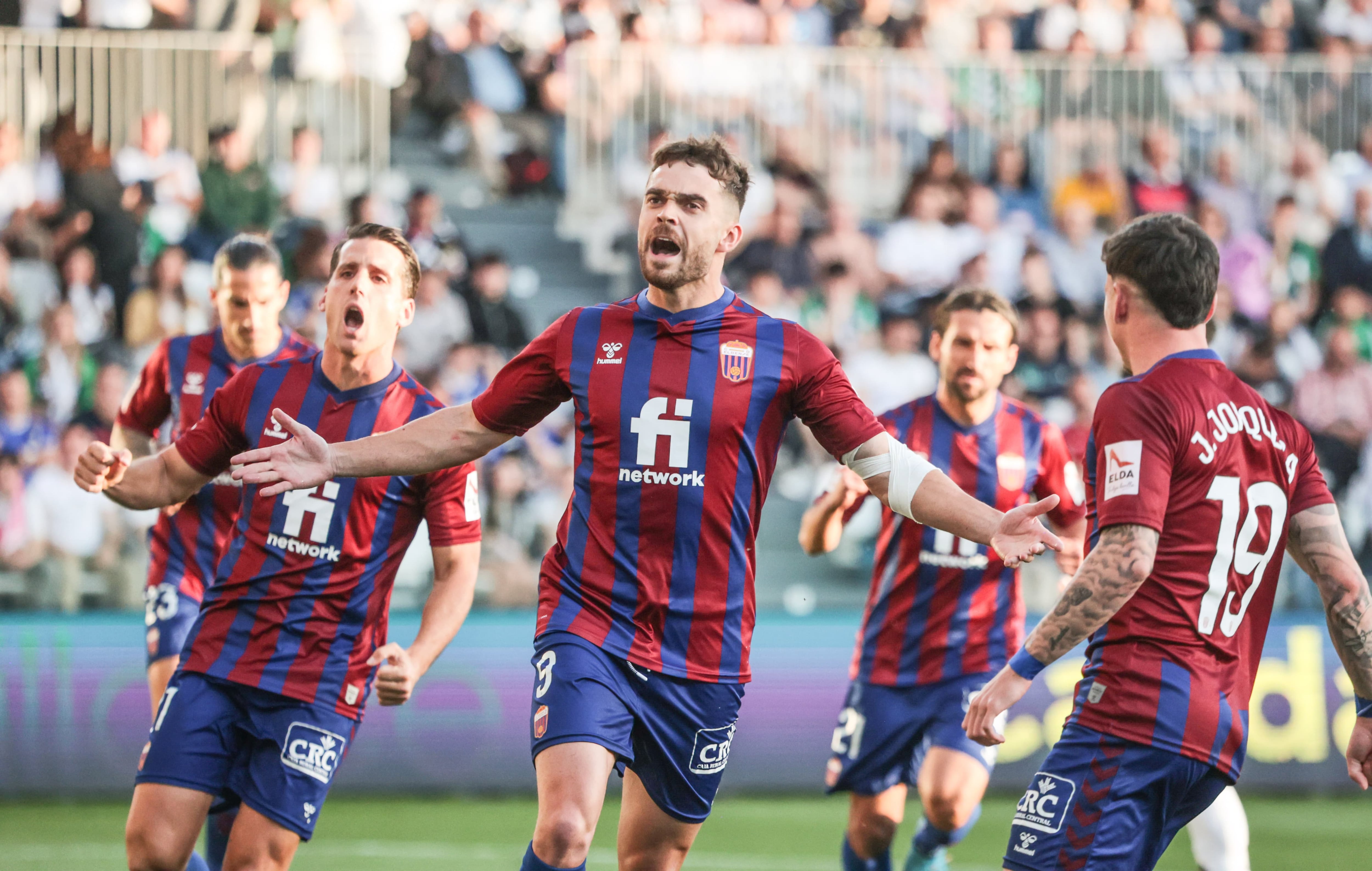 Mario Soberón celebrando un gol con la camiseta del Eldense