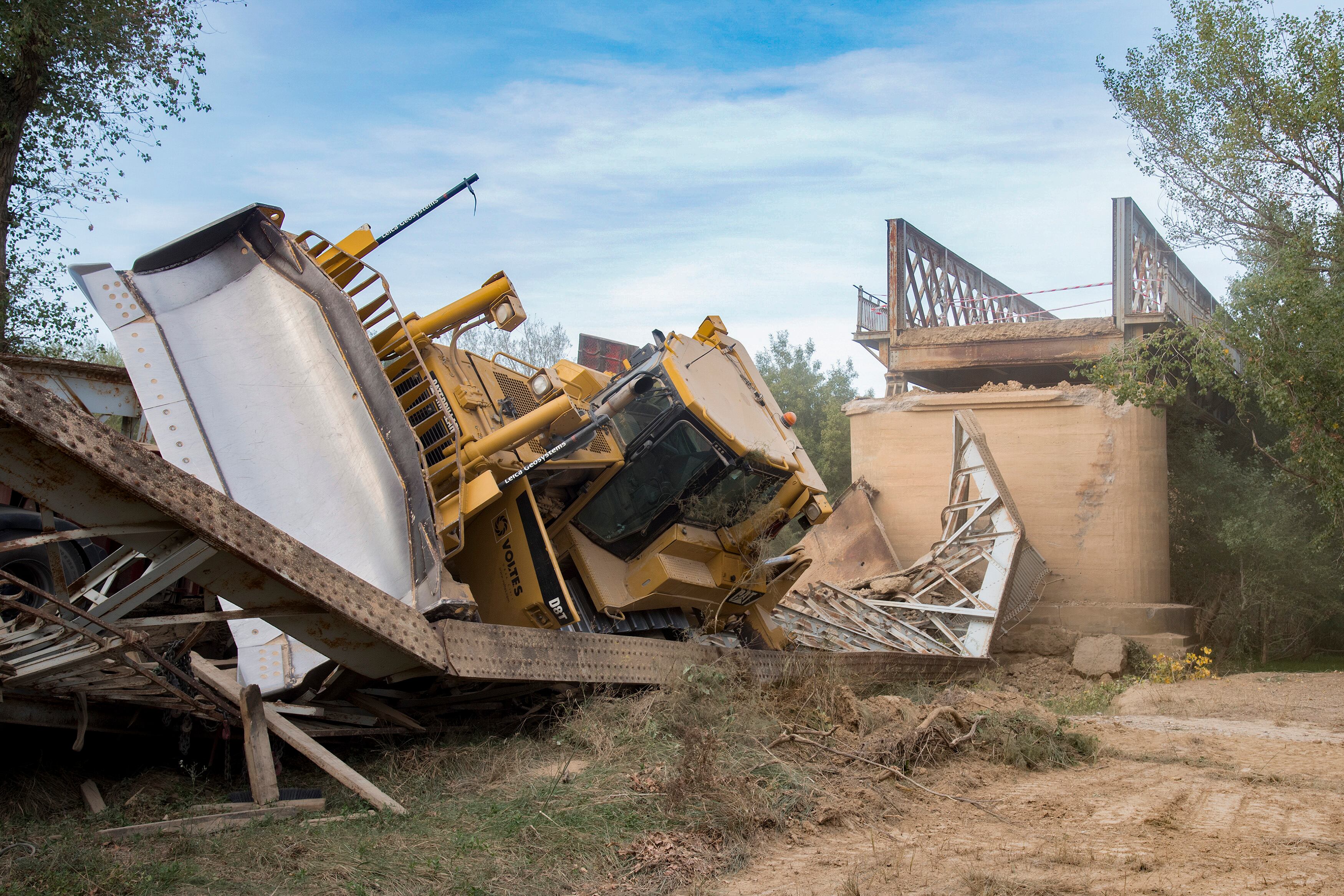 Estado en el que quedó el puente con el camión y el bulldozer