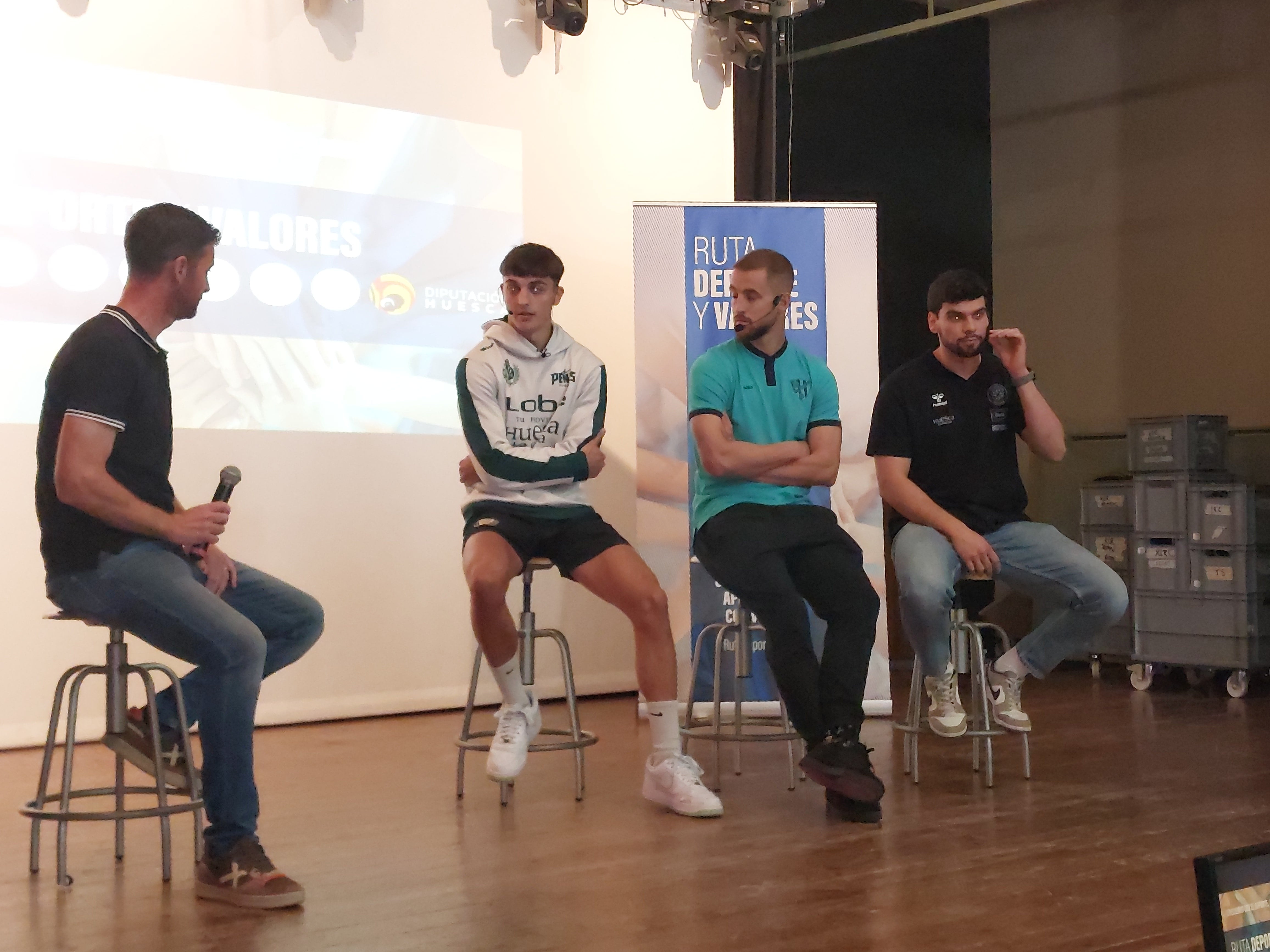 Alex Rubín de Celis, Jorge Pulido y Miguel Malo junto a Alex Castresana en la charla en el IES Ramón y Cajal de Huesca