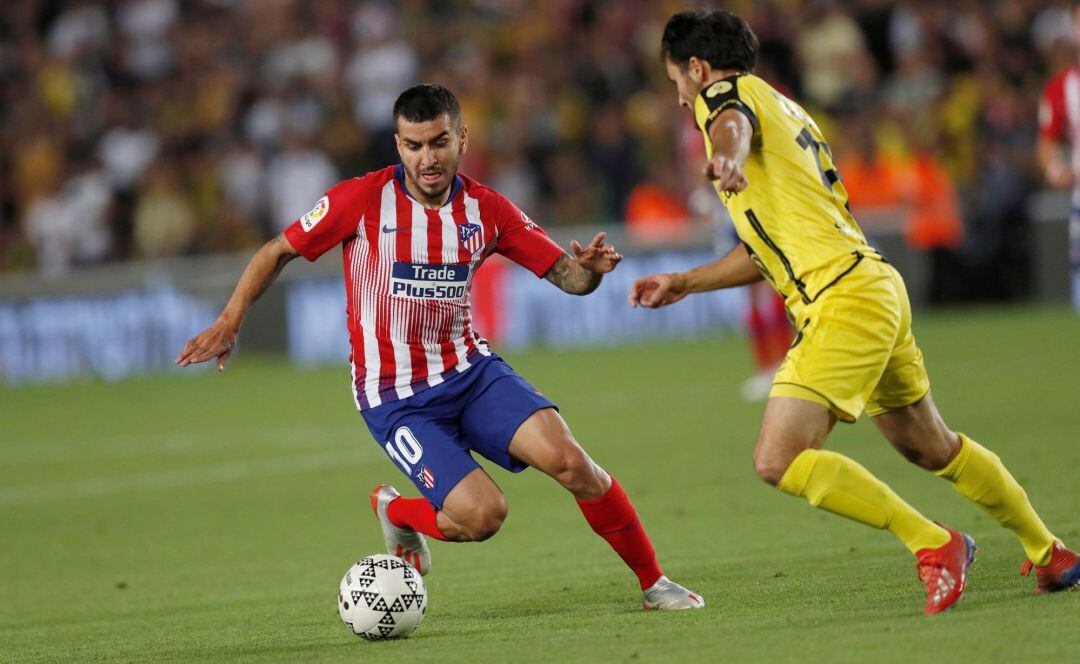 Correa, ante Keltjens en el encuentro del martes en Jerusalén entre el Beitar y el Atlético