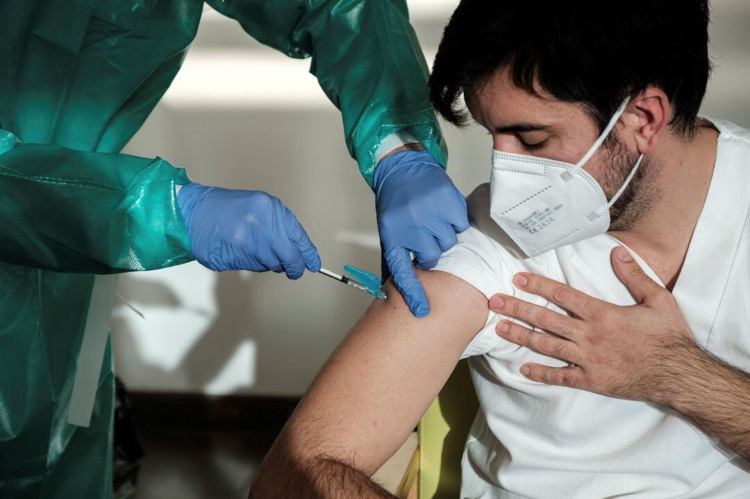 Los profesionales de las residencias para mayores, junto con éstos, están siendo los primeros ciudadanos en recibir la vacuna