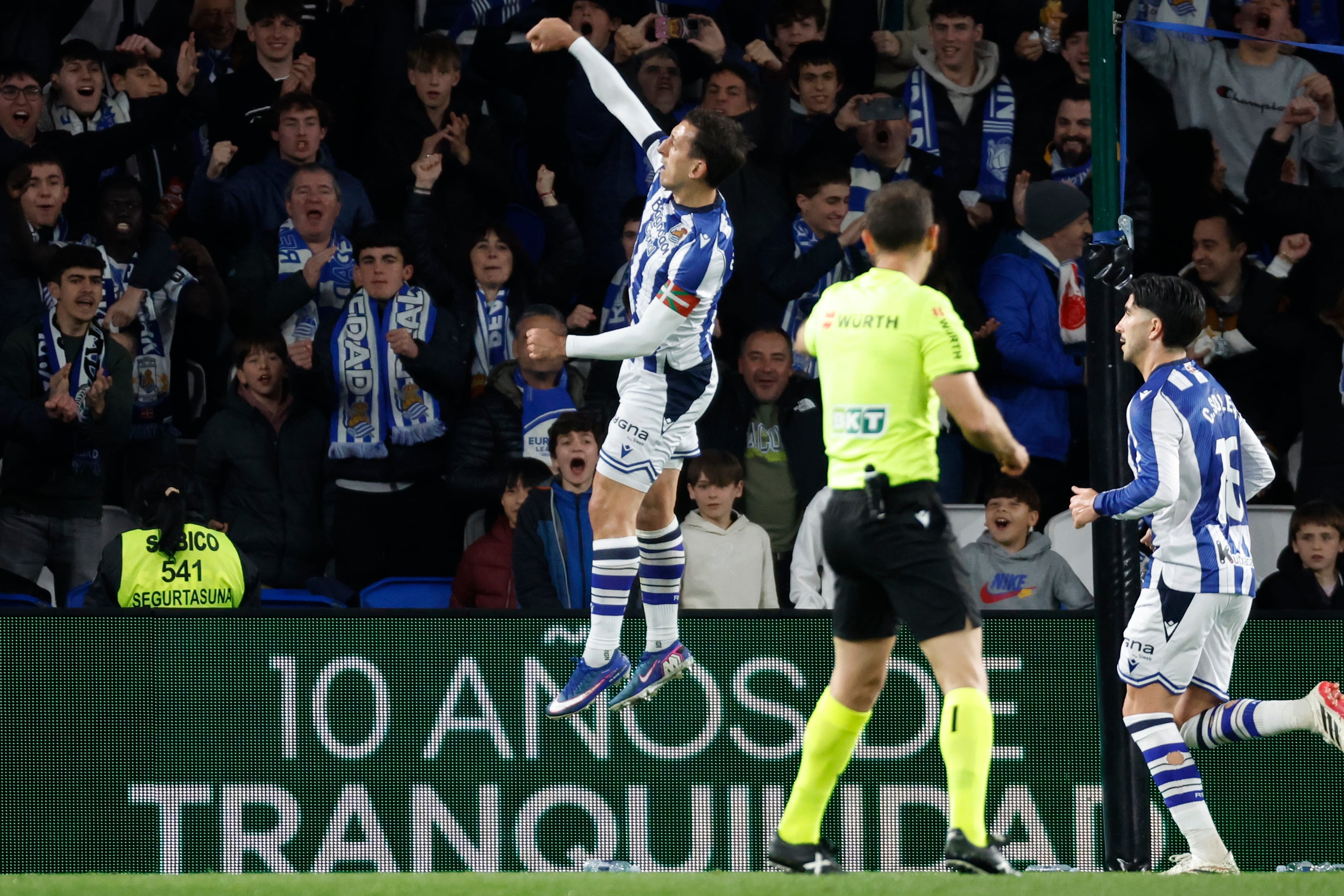 SAN SEBASTIÁN, 15/03/2026.- El delantero de la Real Sociedad, Mikel Oyarzabal, celebra el primer gol del equipo donostiarra durante el encuentro correspondiente a la jornada 28 de Laliga EA Sports que disputan este domingo Real Sociedad y Osasuna en el estadio de Anoeta, en San Sebastián. EFE / Juan Herrero.