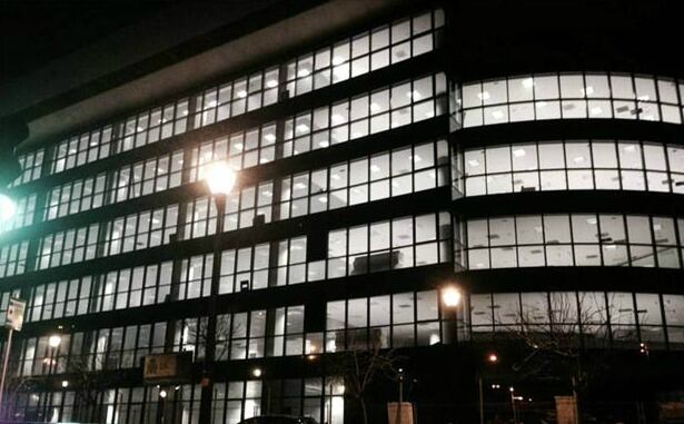 Imagen utilizada por los socialistas guipuzcoanos para pedir explicaciones sobre el consumo energético en horario nocturno de este edificio en obras