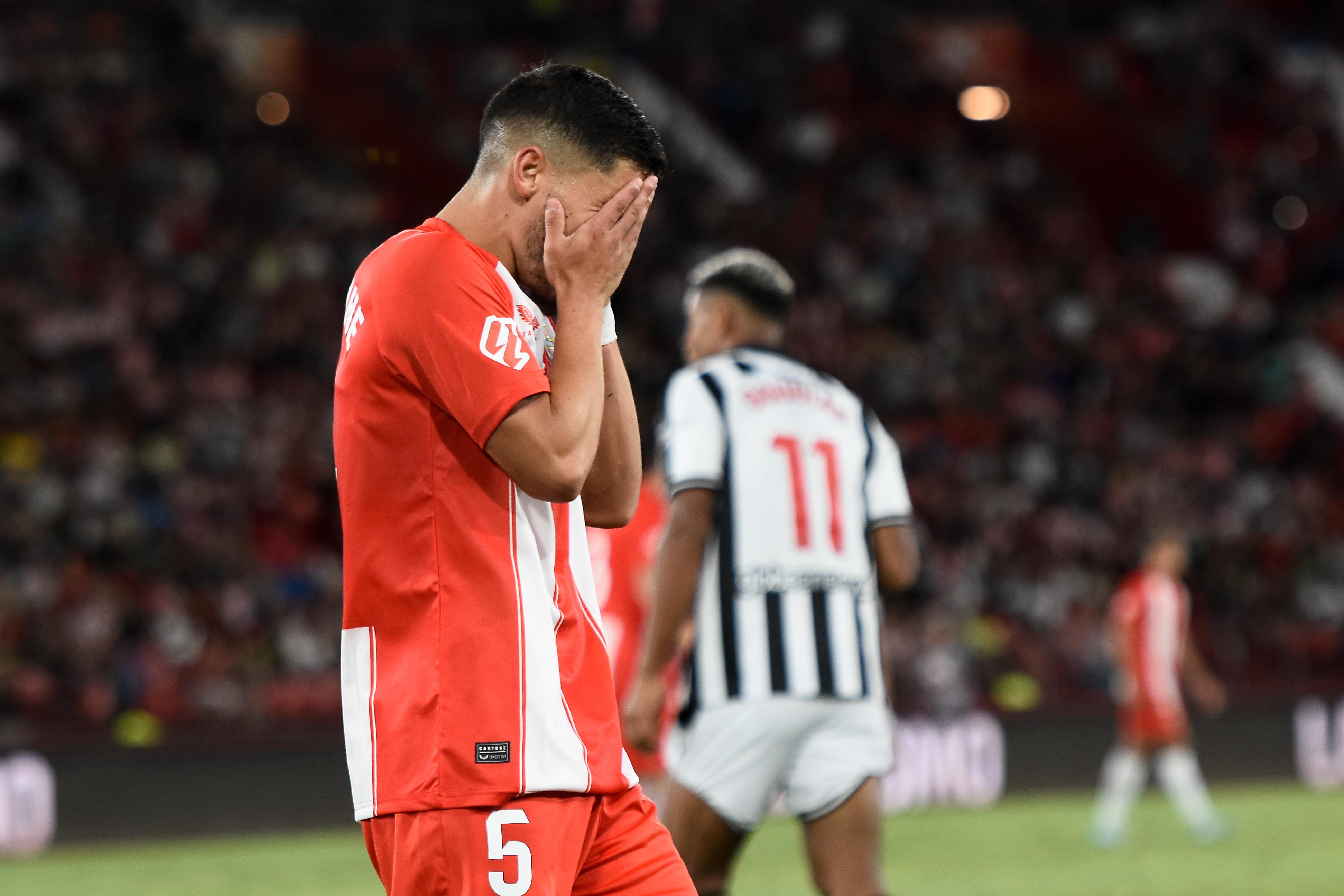 Lucas Robertone se lamenta en una jugada del partido ante el Castellón,Juan Sánchez.