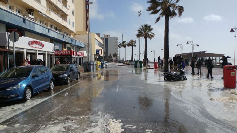 Paseo Marítimo de Cádiz anegado por el mar en el temporal del 1 de marzo de 2018