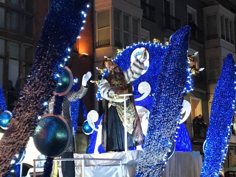 Gaspar saluda en la cabalgata de Vitoria