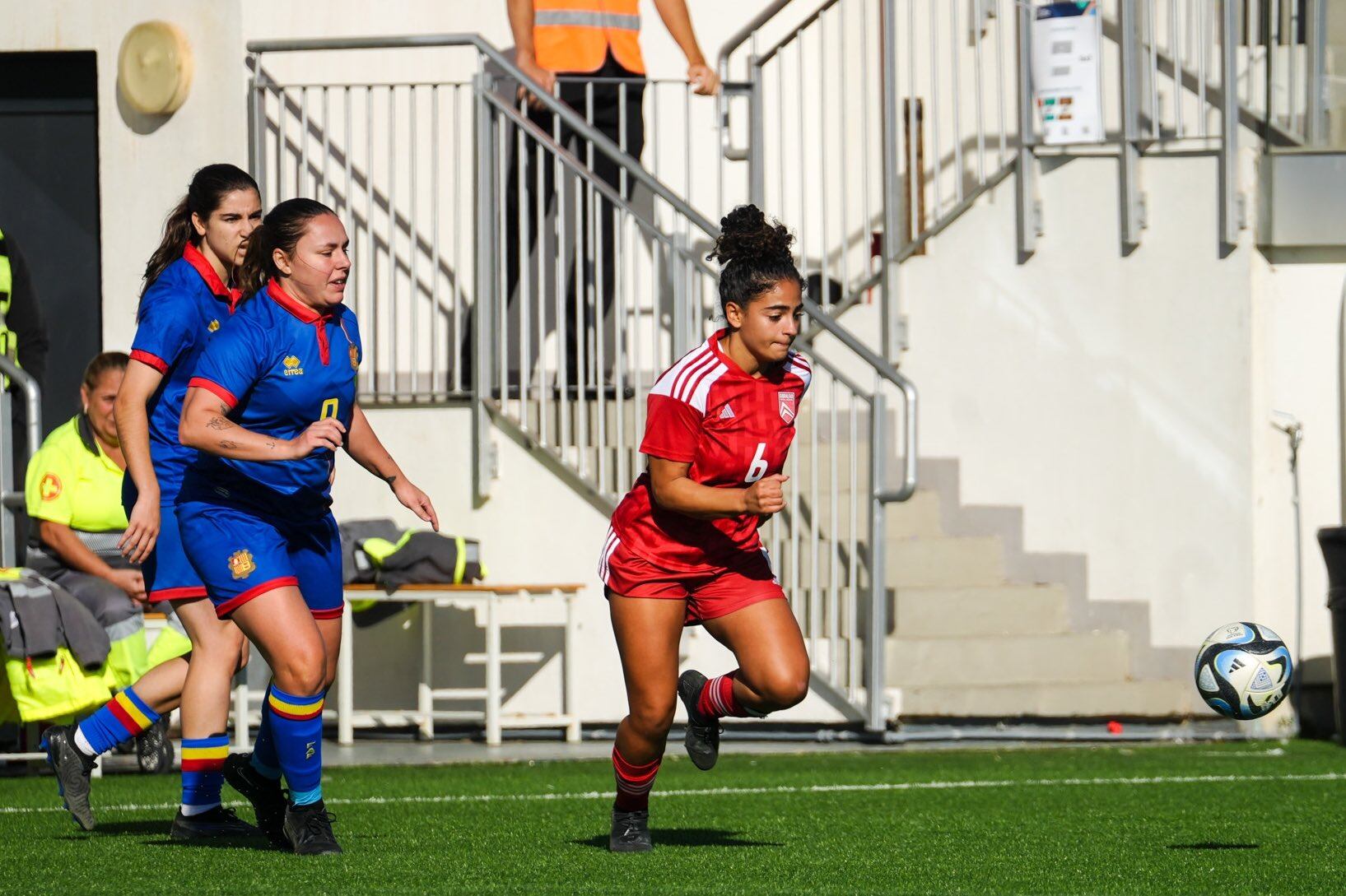 Un moment del partit entre la selecció andorrana femenina i Gibraltar en el segon amistós de preparació de la Nations League que arrenca al febrer.