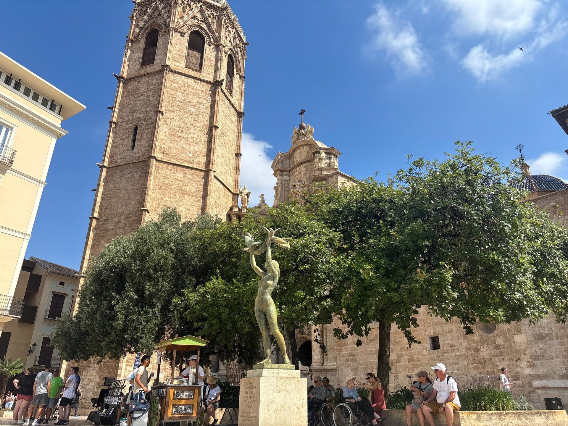 El Ayuntamiento pone placas en recuerdo de víctimas del terrorismo y su monumento en un lugar más visible