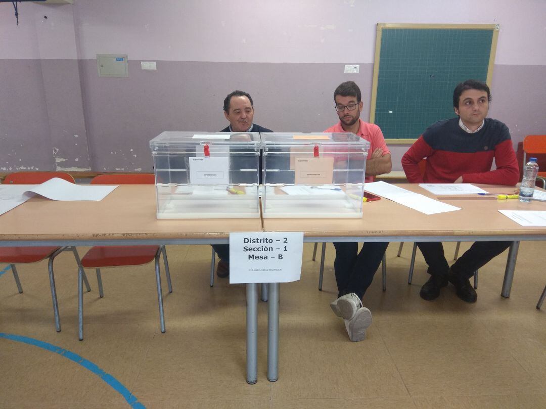 Mesa electoral del colegio Jorge Manrique