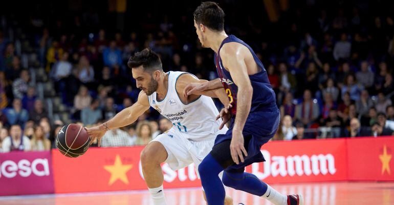 Thomas Heurtel trata de defender a Facundo Campazzo durante el partido