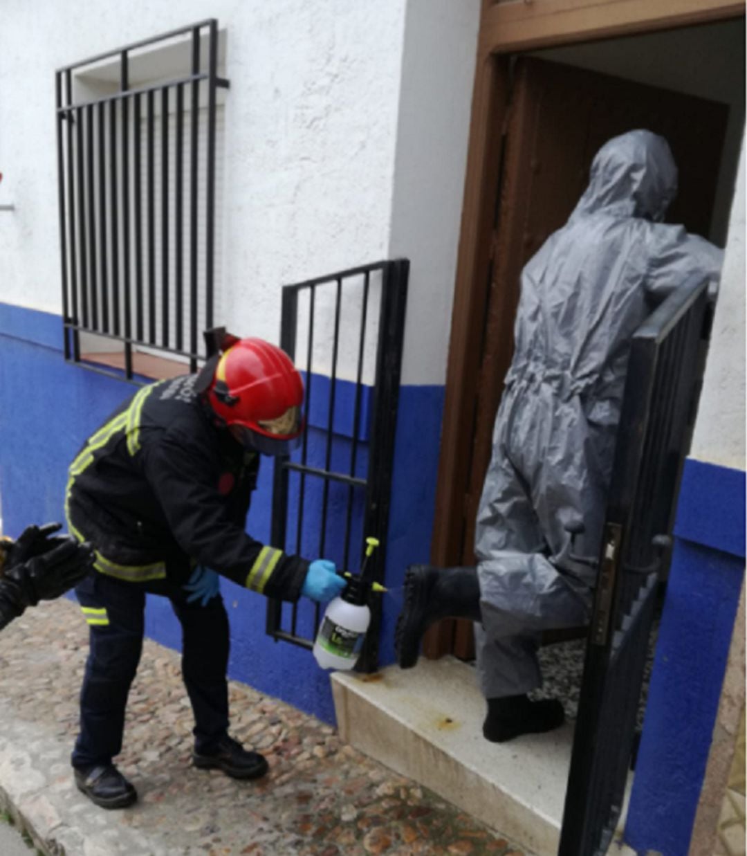 Efectivos de bomberos entran en la vivienda de Campo de Criptana