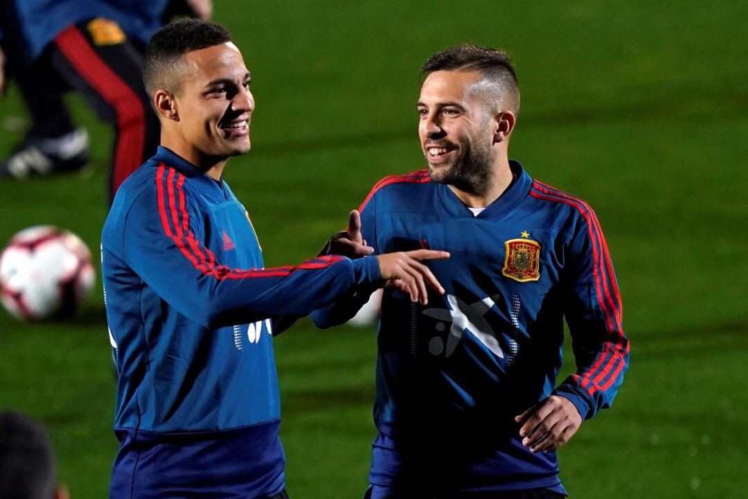 Rodrigo Moreno y Jordi Alba, en el entrenamiento de la selección española de este martes.