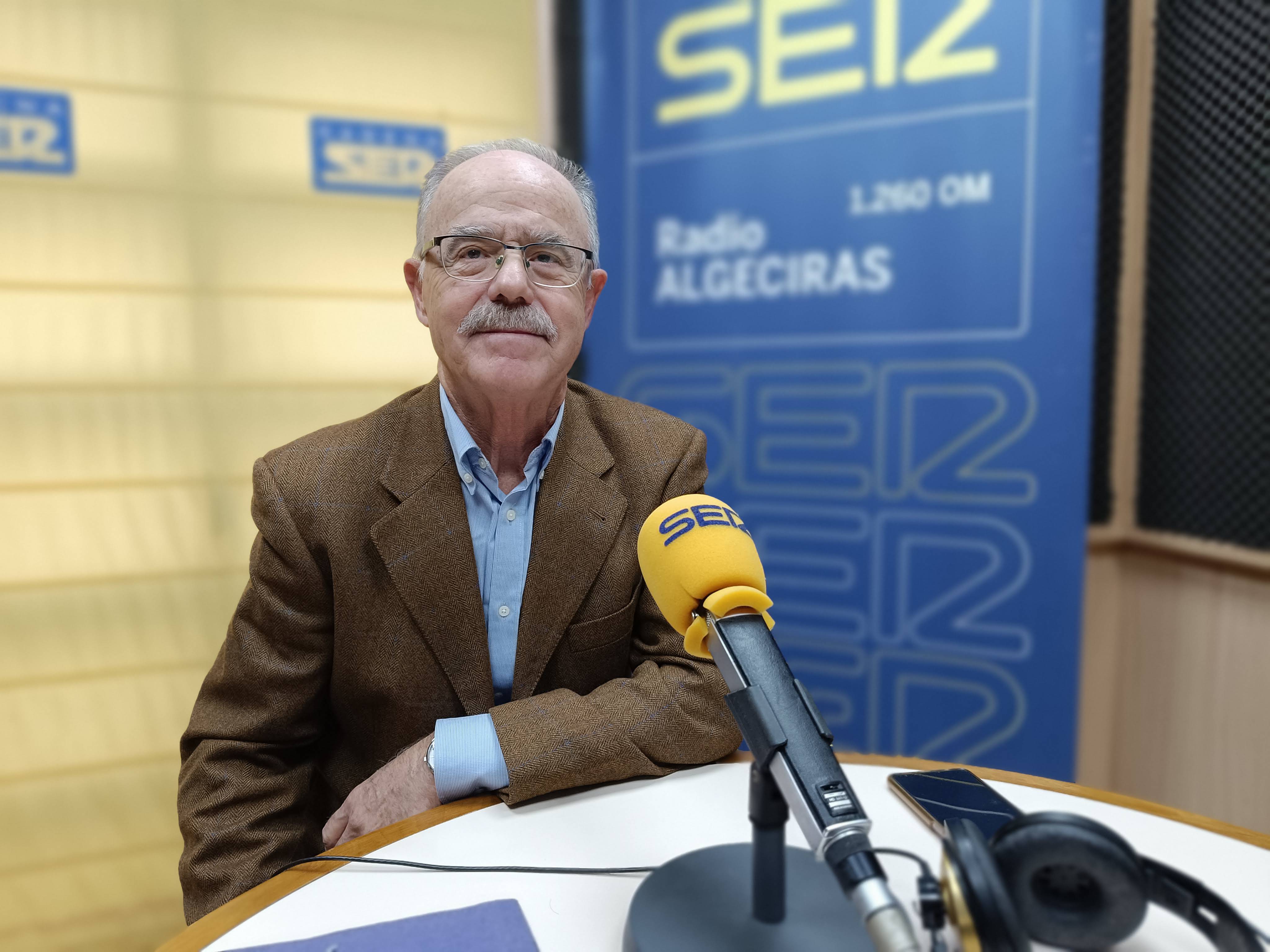 pepe Méndez, presidente de FAPACSA, en los estudios de Radio Algeciras comentando la recogida de firmas contra la subida de impuestos.