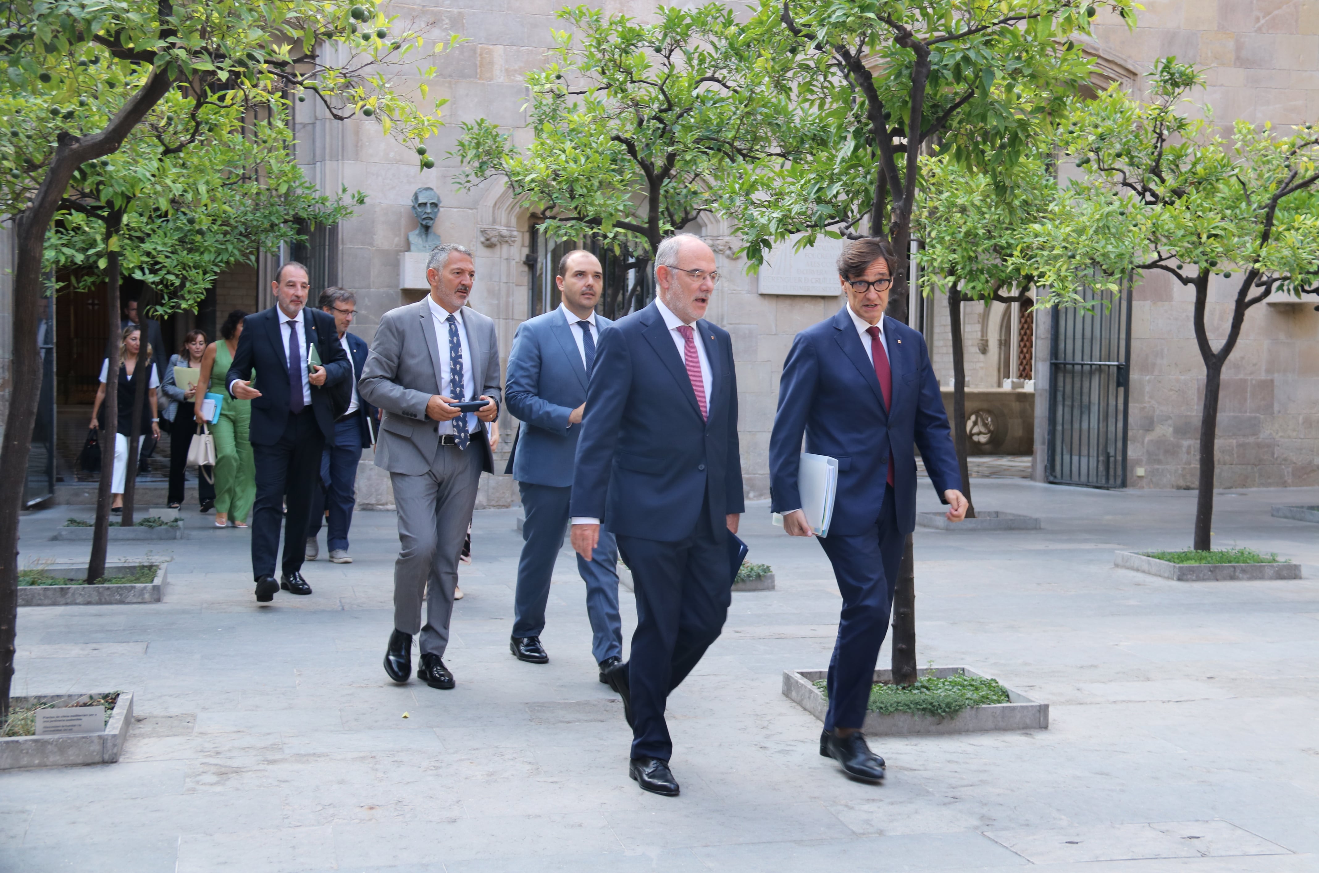 El president de la Generalitat, Salvador Illa, al pati dels Tarongers amb la resta de membres del Govern