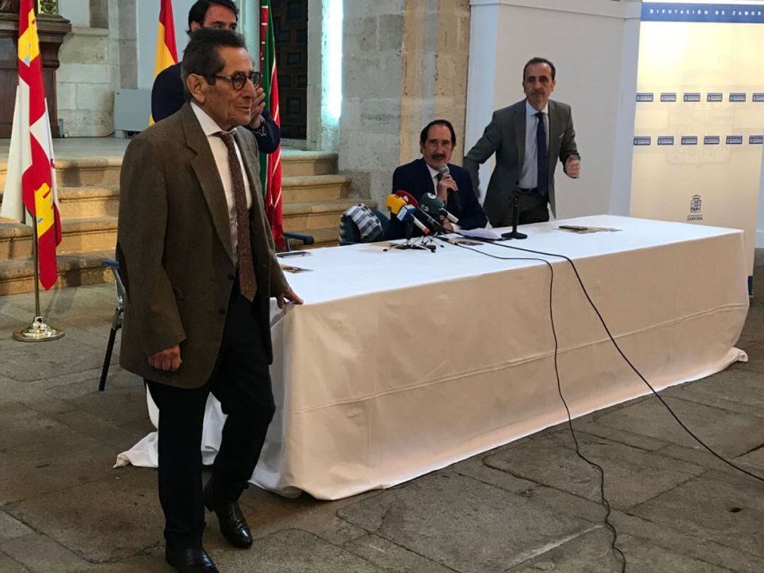 Andrés Vázquez durante la presentación de la Feria Taurina de San Pedro 2018, junto a Carlos Zuñiga, Manolo Molés y José Luis Prieto