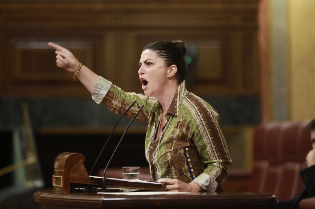 La secretaria general de Vox en el Congreso, Macarena Olona, durante su intervención en la primera sesión plenaria en el Congreso de los Diputados tras el estado de alarma, este martes.