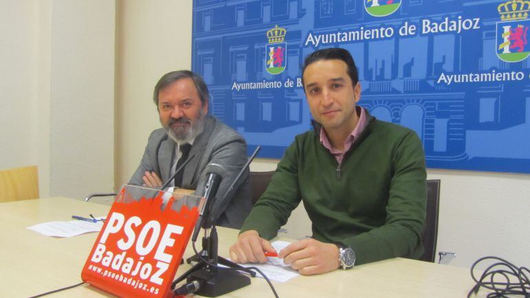 Cabezas, acompañado del concejal, Fernando Carmona, en un momento de la rueda de prensa