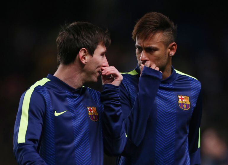 Messi y Neymar charlan antes de un partido