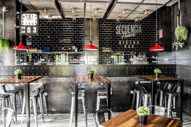 Interior del Bistró Bar Secuencia 9, con su decoración industrial en metal y madera