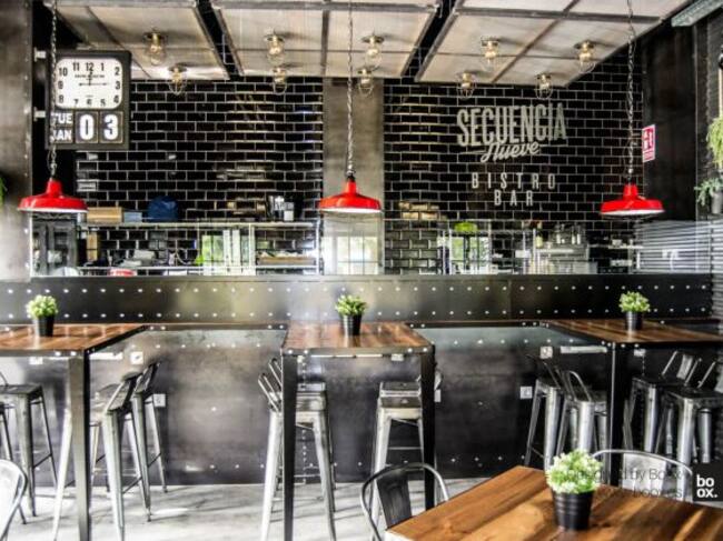 Interior del Bistró Bar Secuencia 9, con su decoración industrial en metal y madera