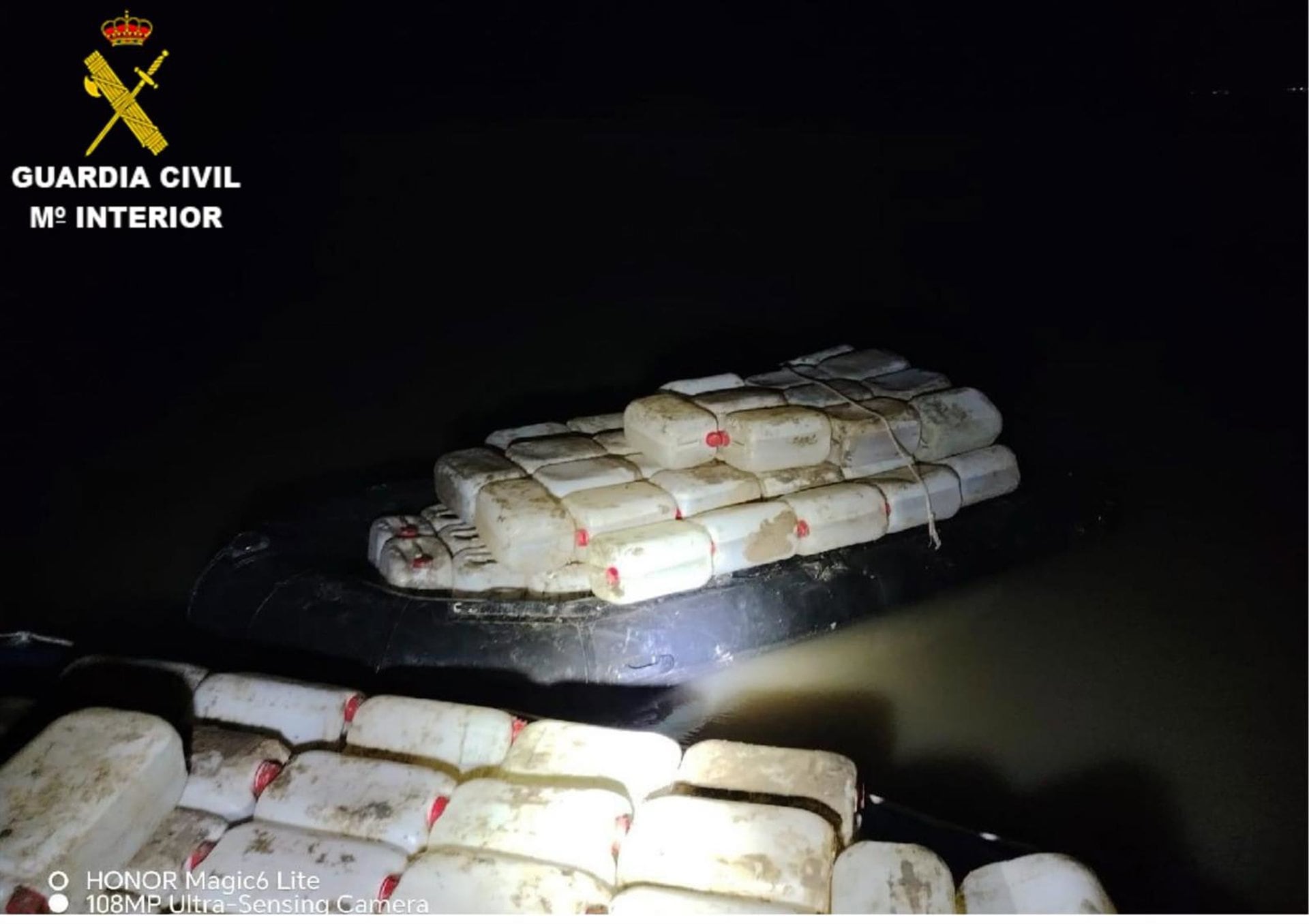 Una de las embarcaciones con petacas de gasolina intervenidas en la provincia