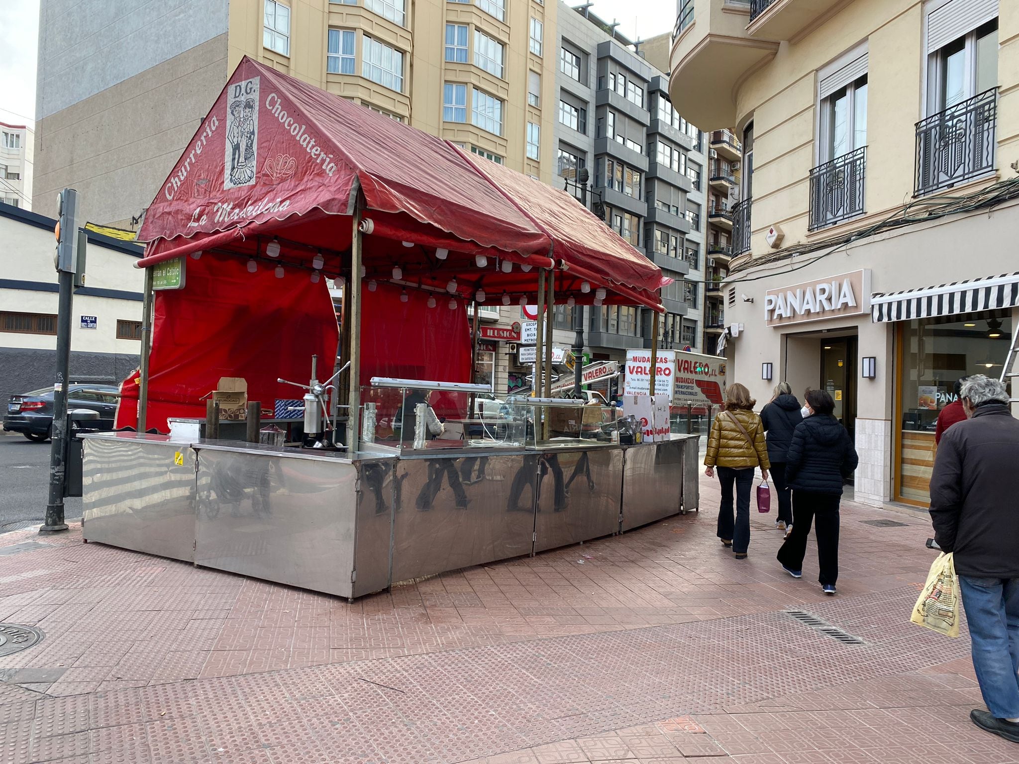 Puesto callejero de churros en una calle de València