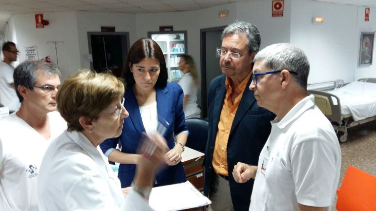 La consellera Carmen Montón ha visitado el Hospital de Sagunto donde se ha incendiado una habitación