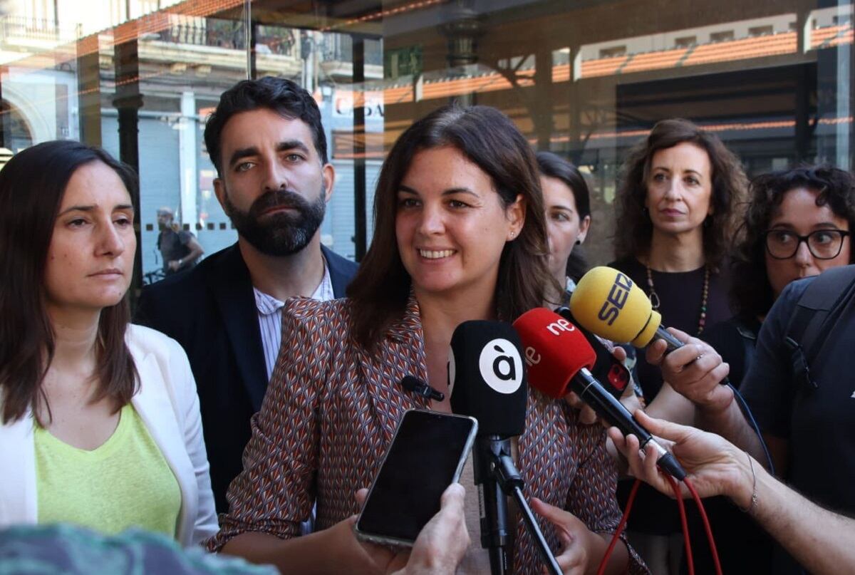 Sandra Gómez atendiendo a los medios de comunicación