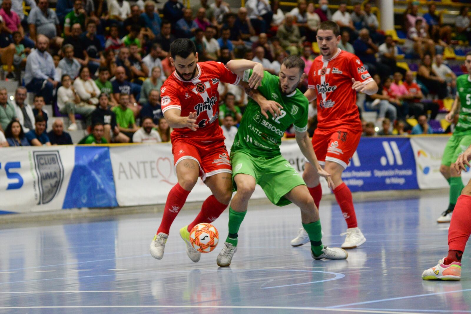 Cobarro y Waltinho pugnan por un balón