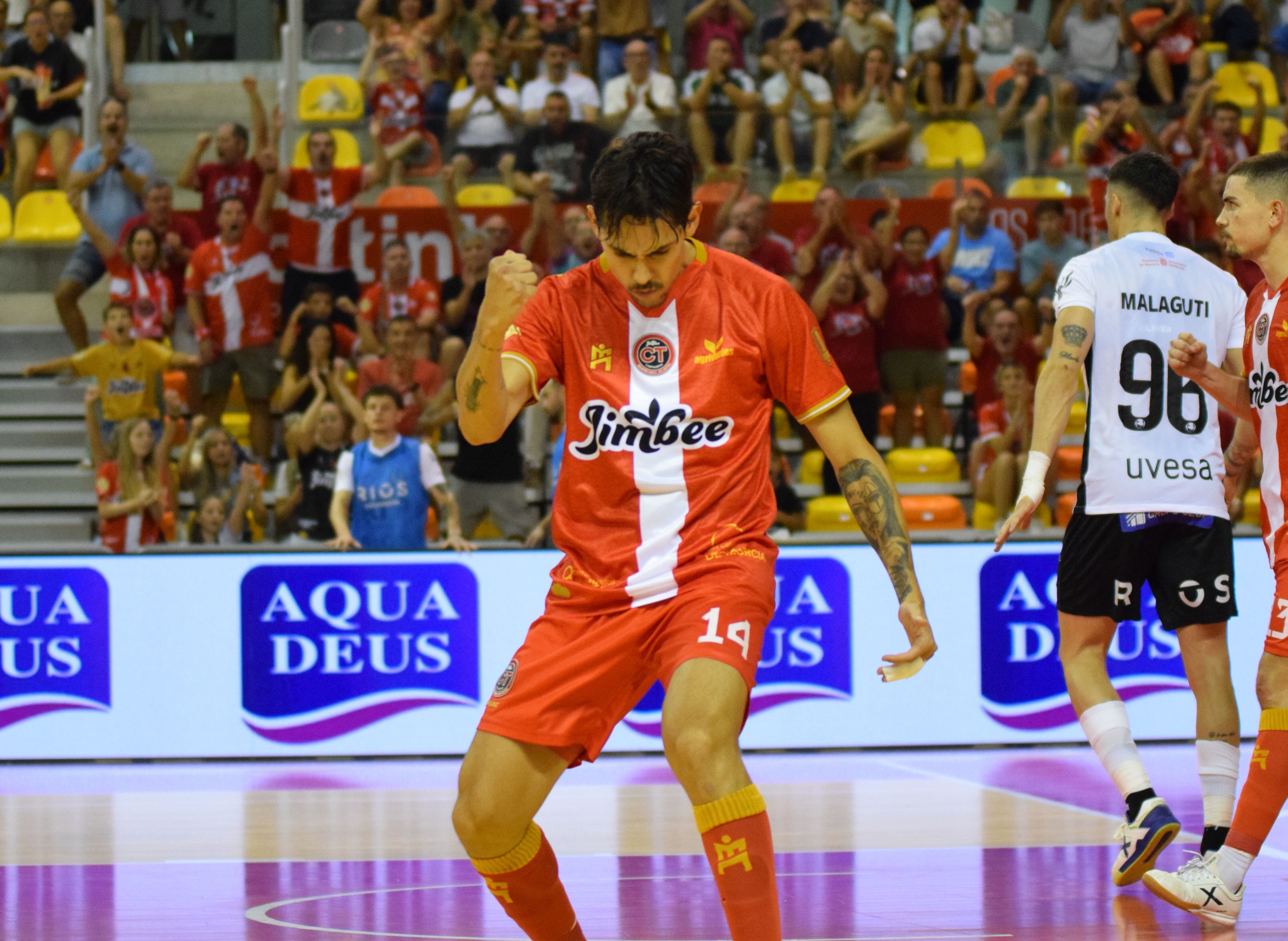 Motta celebra uno de los goles a Ribera Navarra