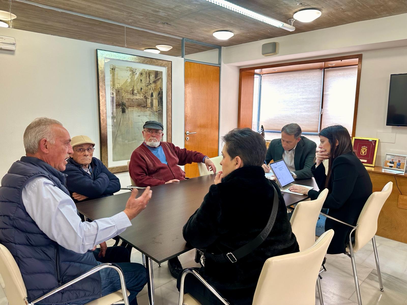 Imagen de la reunión del alcalde de Lorca con una representación de los vecinos del poblado de Puntas de Calnegre.